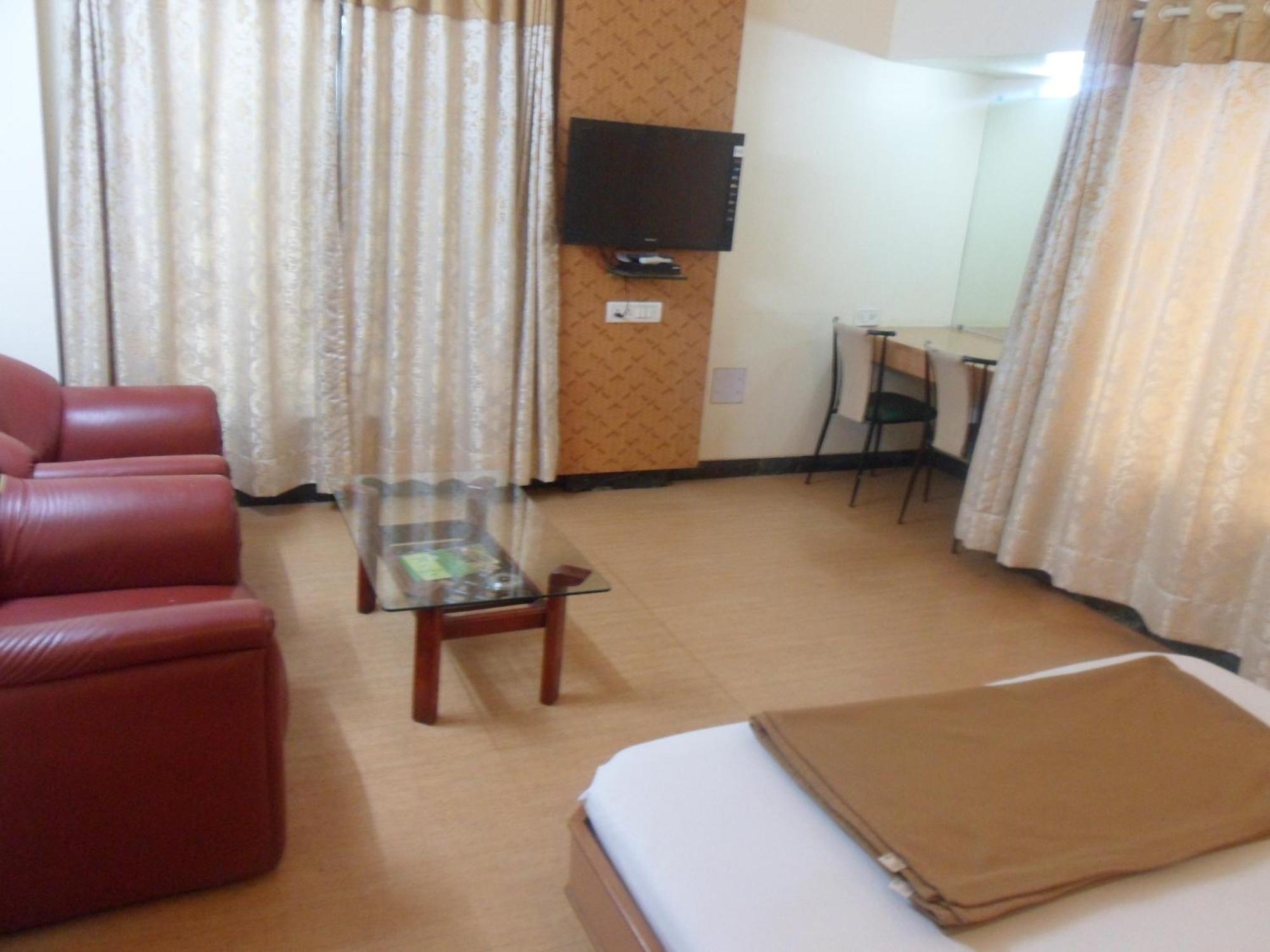 Hotel Pooja International Nashik Værelse billede