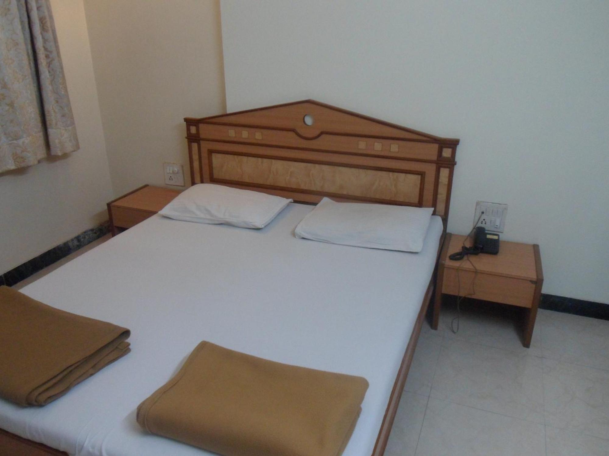 Hotel Pooja International Nashik Værelse billede
