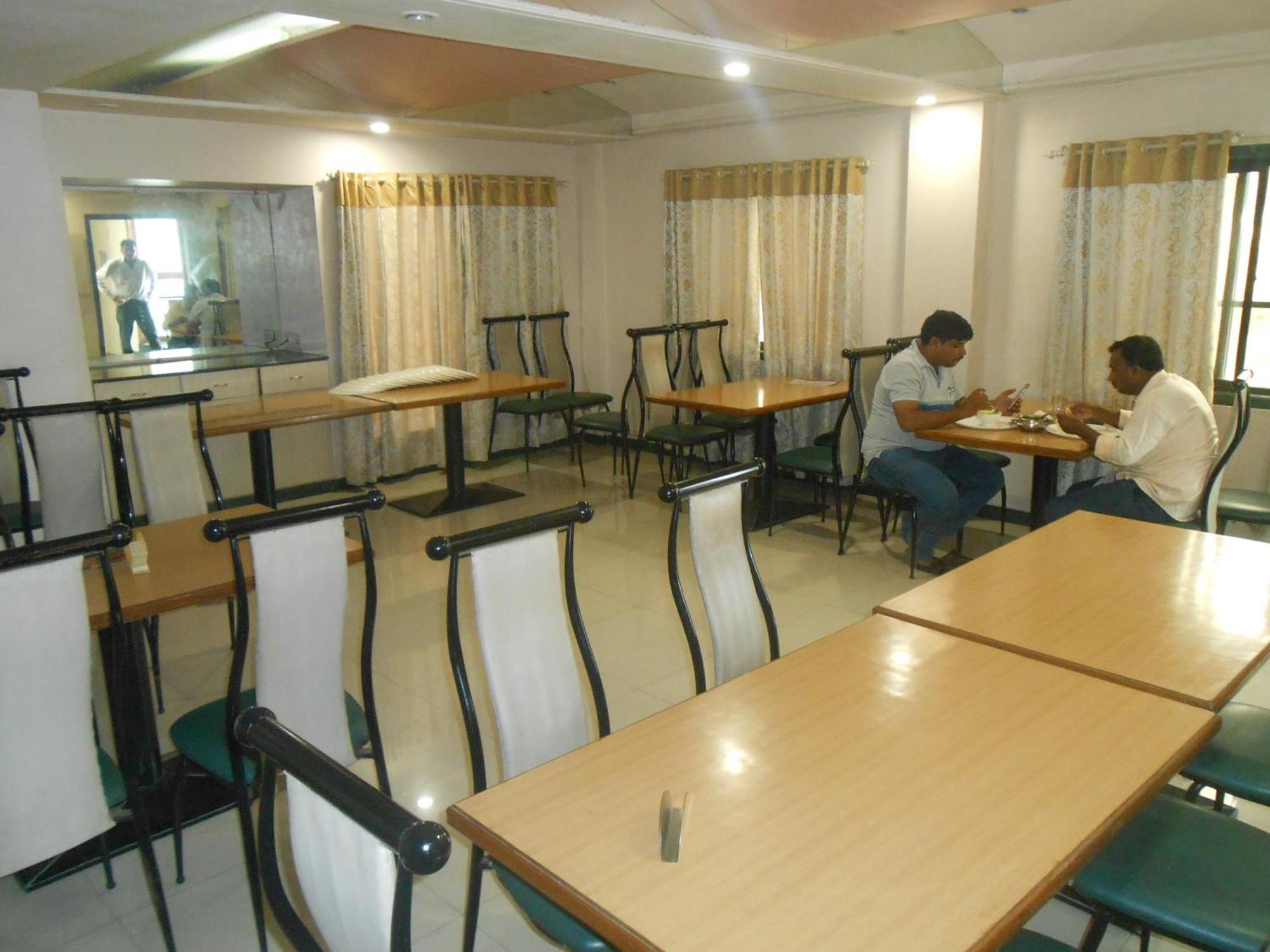 Hotel Pooja International Nashik Eksteriør billede